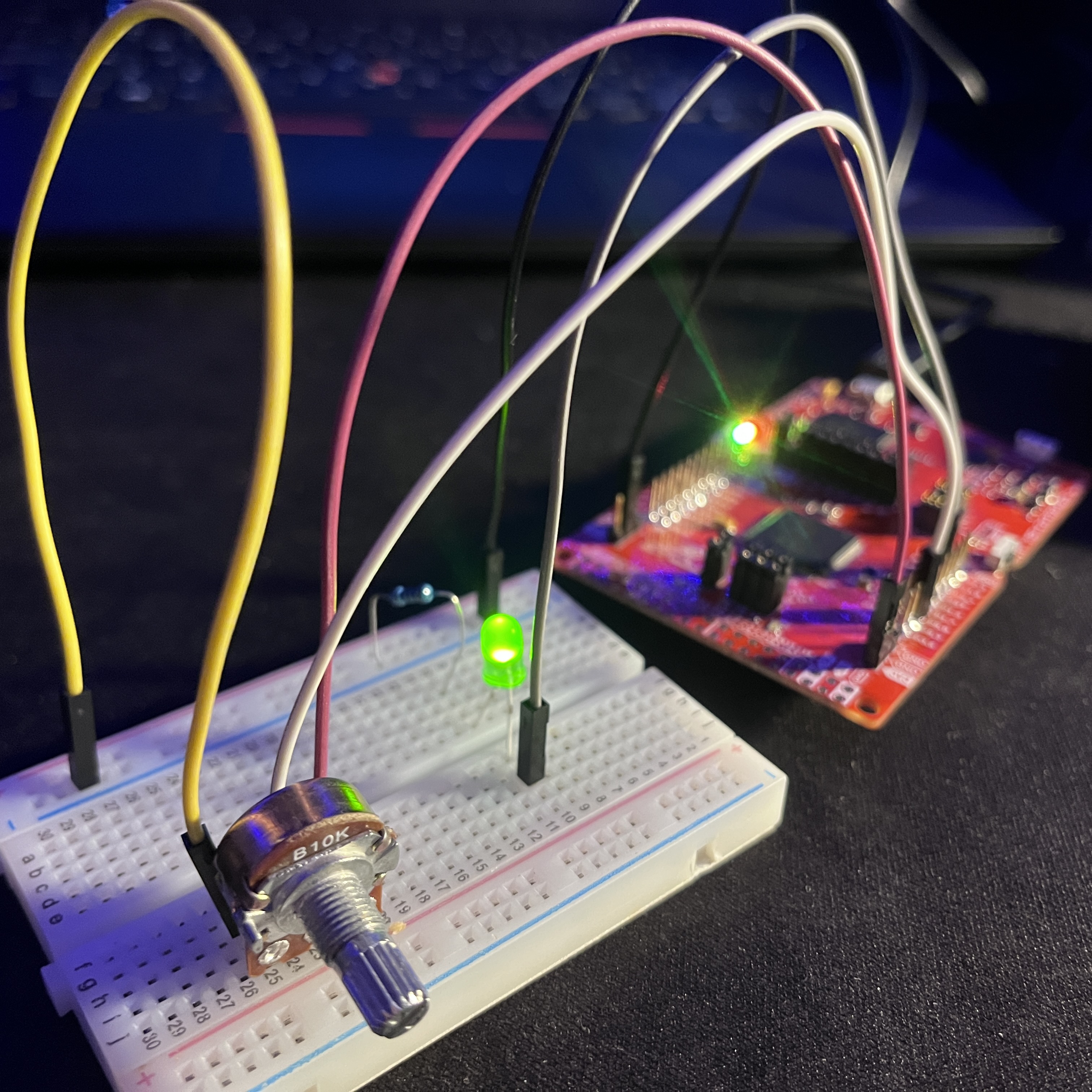 Circuito de potenciómetro con microcontrolador
